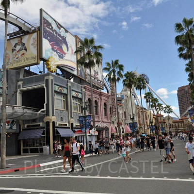 夏のUSJを楽しむゲストたち