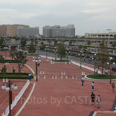 8:00入園のゲストはエントランスの右後方で待機