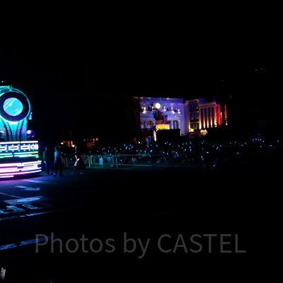 ペンライトを振ってナイトパレードを楽しむ有料鑑賞エリアのゲスト／USJ