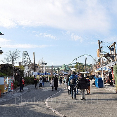 USJのアミティエリアを歩くゲスト