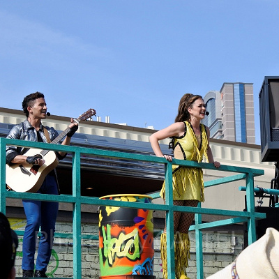 フィエスタラティーナではギターの演奏も