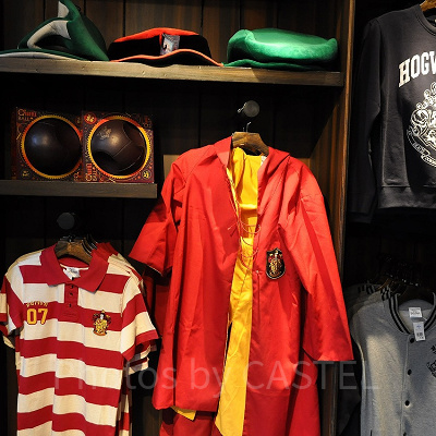 ハリーポッターエリアの店内ディスプレイ(クィディッチグッズ）／USJ