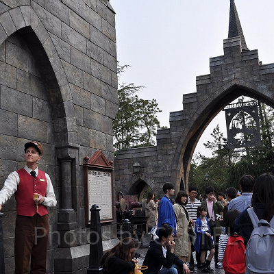 ハリー・ポッターエリアの駅長とゲスト／USJ