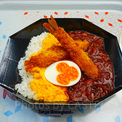 ハッシュドビーフライス、エッグとエビフライ添え