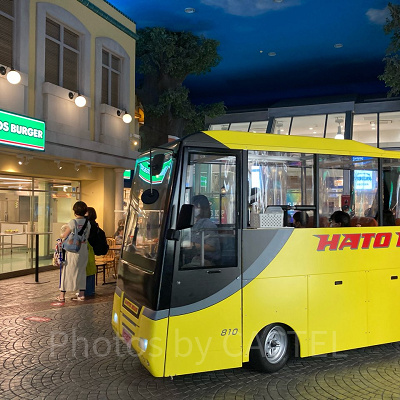 キッザニア内を走行中のはとバス