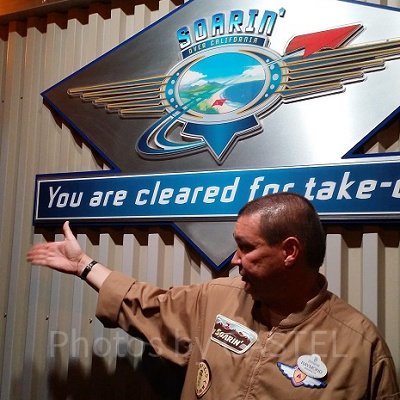 ソアリンの仕組みやどこを飛ぶか説明してくれていますが、超早口の英語(汗)