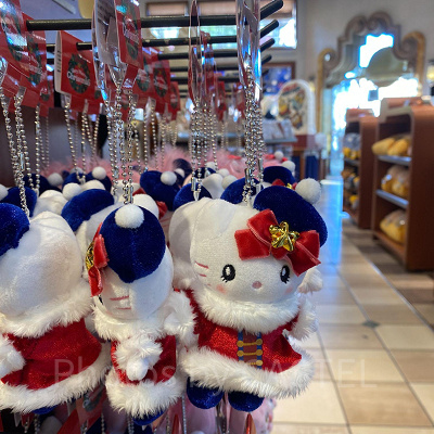 ハローキティのクリスマス限定ぬいぐるみキーチェーン／USJクリスマスグッズ2022