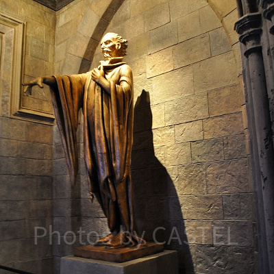 ホグワーツ城入り口の彫像