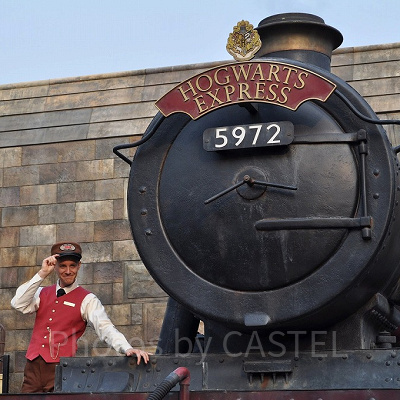 ハリー・ポッターエリアのホグワーツ特急と車掌／USJ