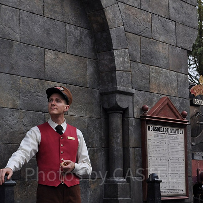 ハリー・ポッターエリアのホグワーツ特急と駅長/USJ