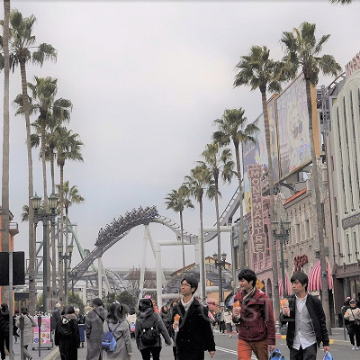 ハリウッド・ドリーム・ザ・ライド／キャメルバックからダブルヘリックスへ向かうライド（画像中央）