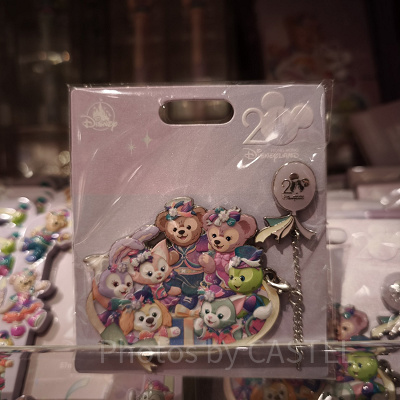 香港ディズニー20周年「ダッフィー＆フレンズ・グランドセレブレーショングッズ」：ピンバッジ