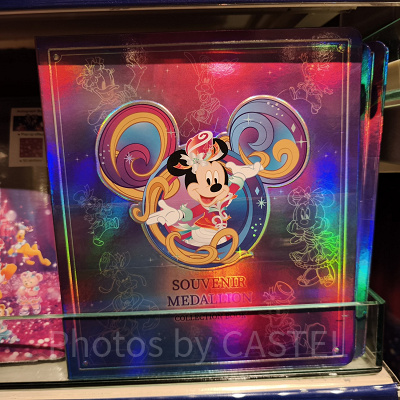 香港ディズニー20周年「ミッキー&フレンズ・グランドセレブレーショングッズ」:スーベニアメダルコレクションブック