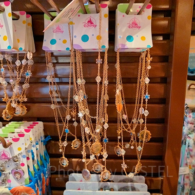香港ディズニーアナ雪グッズ：アナとエルサのバッグチャーム（ロングチェーン）