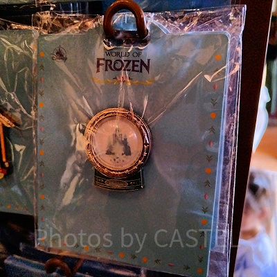 香港ディズニーアナ雪グッズ：アレンデール城のピンバッジ