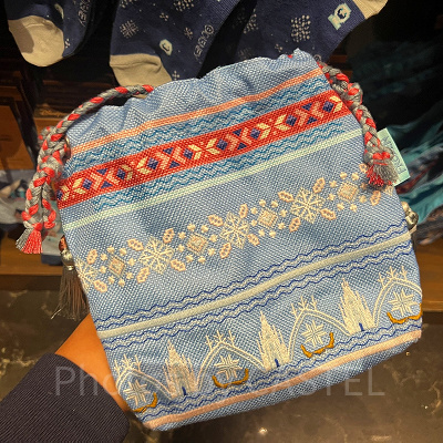 香港ディズニーアナ雪グッズ:アレンデール調刺繍のきんちゃく