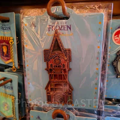 香港ディズニーアナ雪グッズ：時計塔型ピンバッジ| キャステル