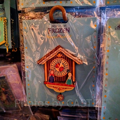 香港ディズニーアナ雪グッズ：時計台型ピンバッジ