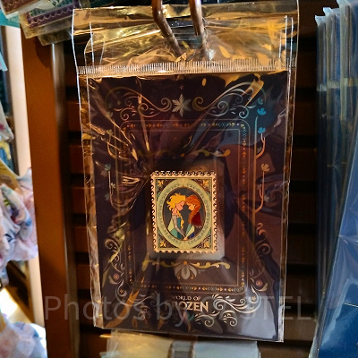 香港ディズニーアナ雪グッズ：切手型ピンバッジ（台紙付）