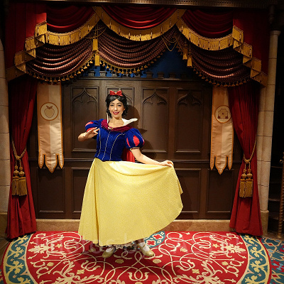 香港ディズニーのグリーティング：ロイヤルレセプションホールの白雪姫