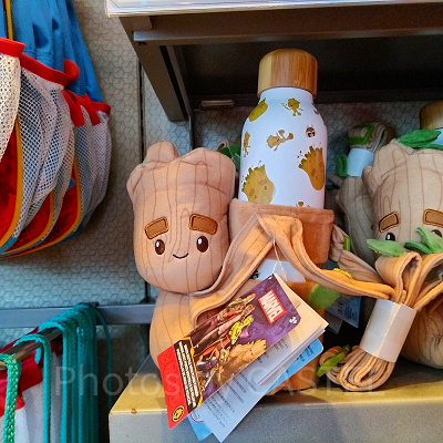 香港ディズニーマーベルグッズ：グルートのドリンクボトル＆マスコットカバー