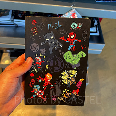 香港ディズニーマーベルグッズ：マーベルヒーロー総柄ペン付ノート