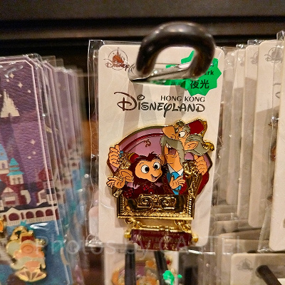 香港ディズニーミスティックマナーグッズ:看板付ヘンリー卿とアルバートのピンバッジ