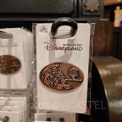 香港ディズニーミスティックマナーグッズ：スーベニアメダル型のピンバッジ