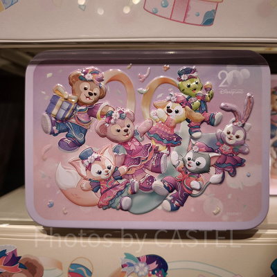 香港ディズニー20周年「ダッフィー&フレンズ・グランドセレブレーショングッズ」:アソーテッドクッキー缶