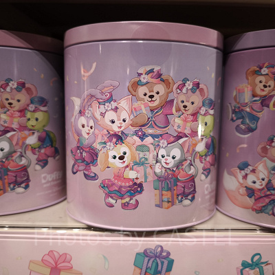 香港ディズニー20周年「ダッフィー&フレンズ・グランドセレブレーショングッズ」:チョコクランチ缶