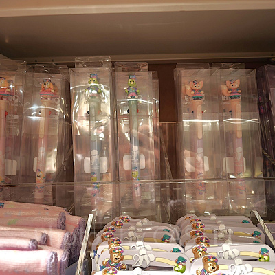 香港ディズニー20周年「ダッフィー&フレンズ・グランドセレブレーショングッズ」:マスコット付3色ボールペン各種