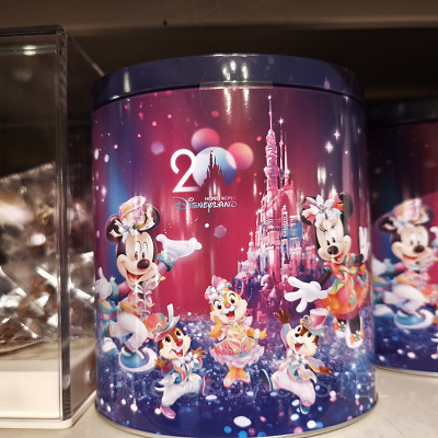 香港ディズニー20周年「ミッキー＆フレンズ・グランドセレブレーショングッズ」：チョコレートクランチ缶