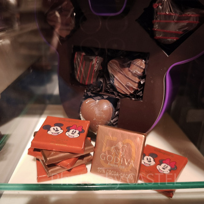 香港ディズニー20周年「ミッキー＆フレンズ・グランドセレブレーショングッズ」：GODIVAコラボミッキー型チョコレート缶