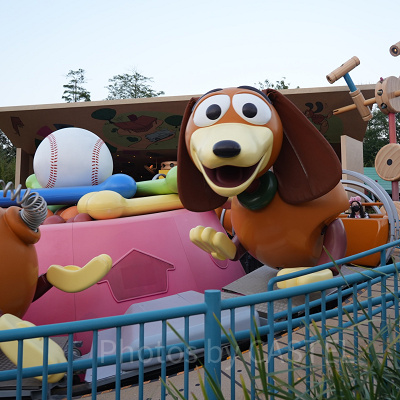 香港ディズニーランドのアトラクション：スリンキー・ドッグ・スピン