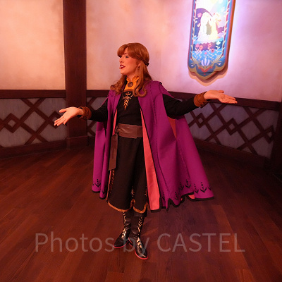 香港ディズニーのアナ雪エリア「ワールドオブフローズン」：公演前からアナがいきなり登場！