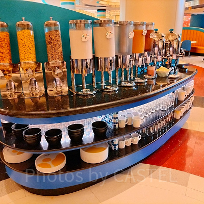 香港ディズニーのインクアンドプレート：ドリンクバー