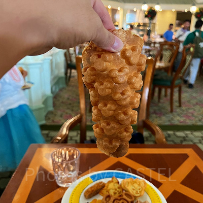 香港エンチャンテッドガーデンレストラン：パーク内の食べ歩きメニューとしても話題のミッキー型エッグパフ