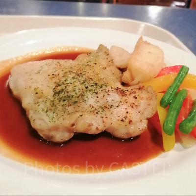 ホライズンベイ・レストラン：スパイシーチキンのオーブン焼き