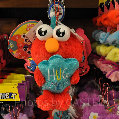 HUG ME!! HUG US!!のくっつきストラップ（エルモ）