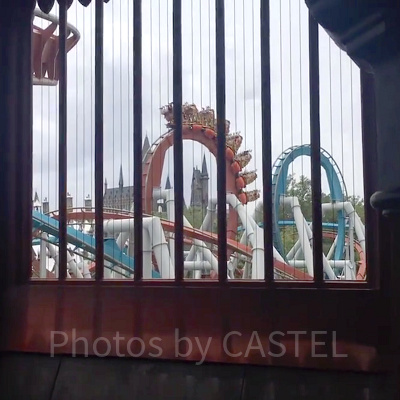 ハンガリー・ホーンテール（青）とチャイニーズ・ファイヤーボール（赤）のジェットコースター