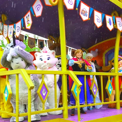 見えないけど向こう側にもたくさんキャラがいます