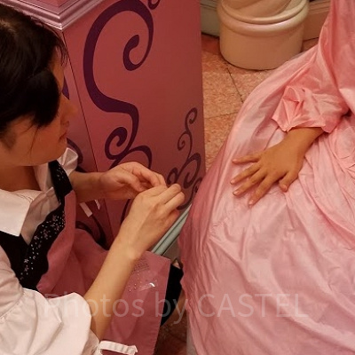 爪にネイルシールをはってもらっています。