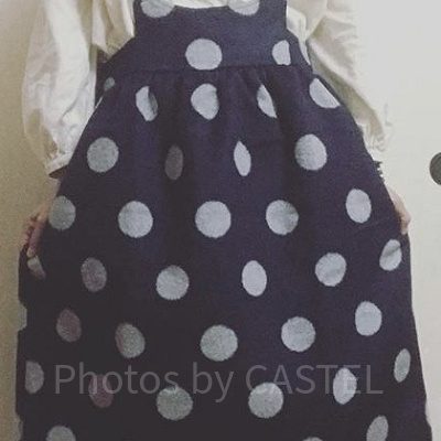 ドット柄のワンピースを着用しました。