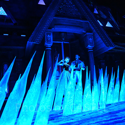 アナの目の前に氷が現れる〔アナとエルサのフローズンジャーニー〕