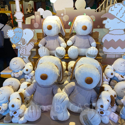 スヌーピーのぬいぐるみ（ビッグ・写真中央）／USJクリスマスグッズ2022