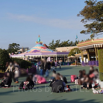 開園直後のホーンテッドマンション前