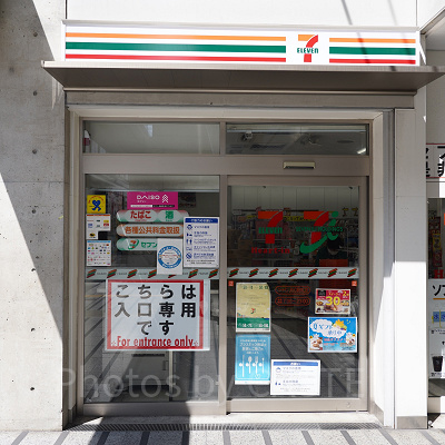 ユニバーサルシティ駅前：セブン銀行内でATMを利用できる