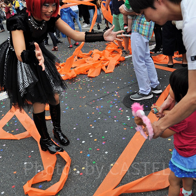 シーズンパレードはキャストとふれあえる場面も（写真は2018年フェスタ・デ・パレード）