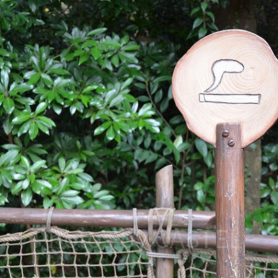 インディ・ジョーンズ・アドベンチャー左奥の喫煙所アップ