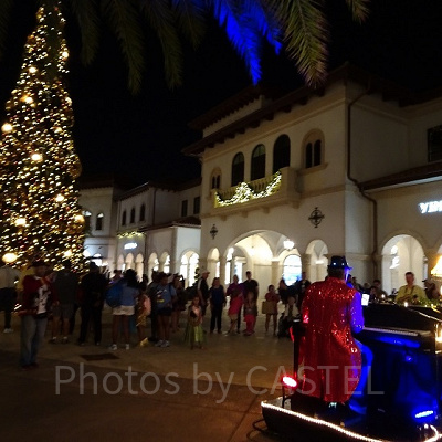 ディズニー・スプリングス内。手前のピアノはパフォーマーです。